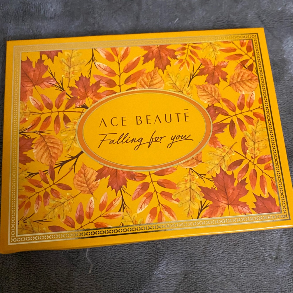 Ace Beaute’ Falling For you 12 color palette